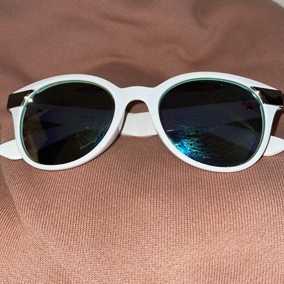 White sunglasses - Picture 1 of 3